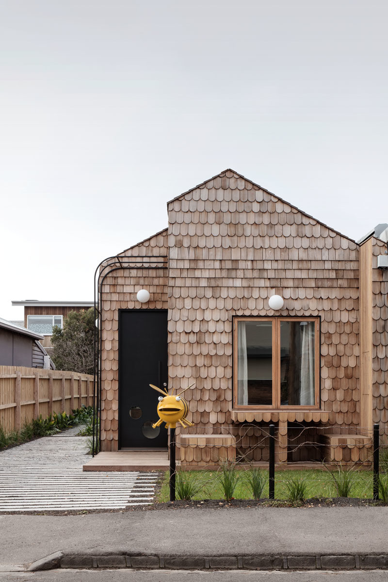Компания Mani Architecture спроектировала современный коттеджный дом в Мельбурне, Австралия, который покрыт деревянной черепицей и имеет встроенный стол и стулья в палисаднике. # Шинглз # Современный дом # Дизайн дома # Архитектура