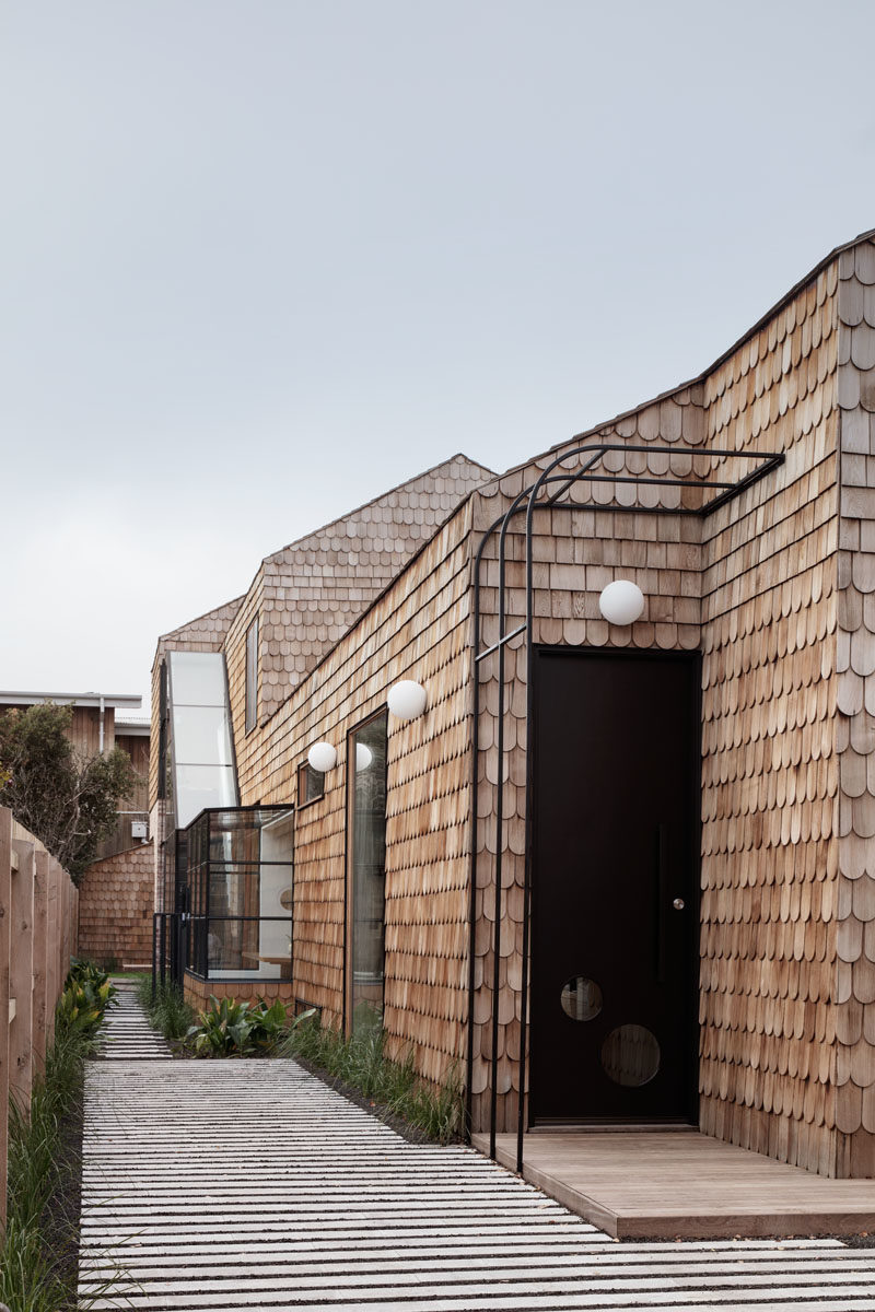 Mani Architecture спроектировала современный коттеджный дом в Мельбурне, Австралия, который покрыт деревянной черепицей. # Шинглз # Современный дом # Дизайн дома # Архитектура