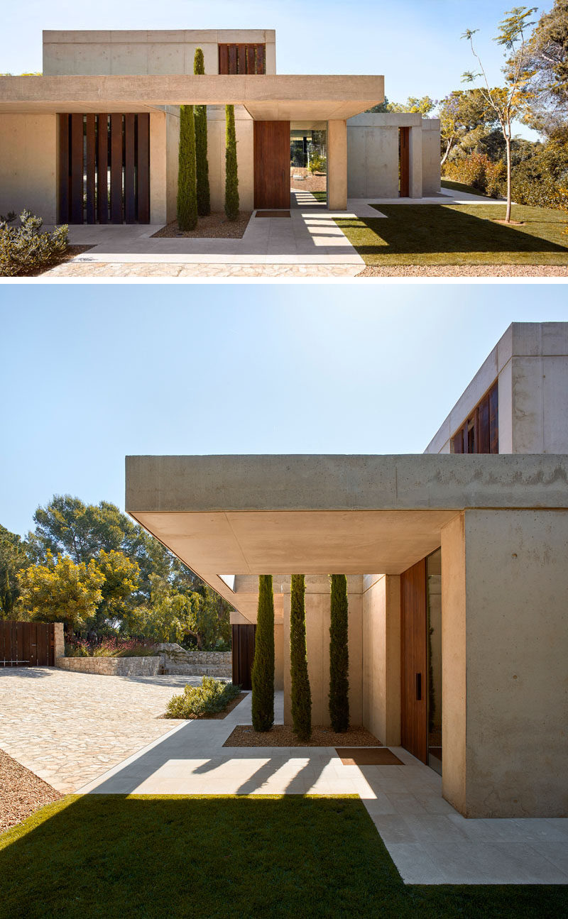 Естественное состояние и камень, дерево и видимый бетон были использованы во всем дизайне этого современного дома.