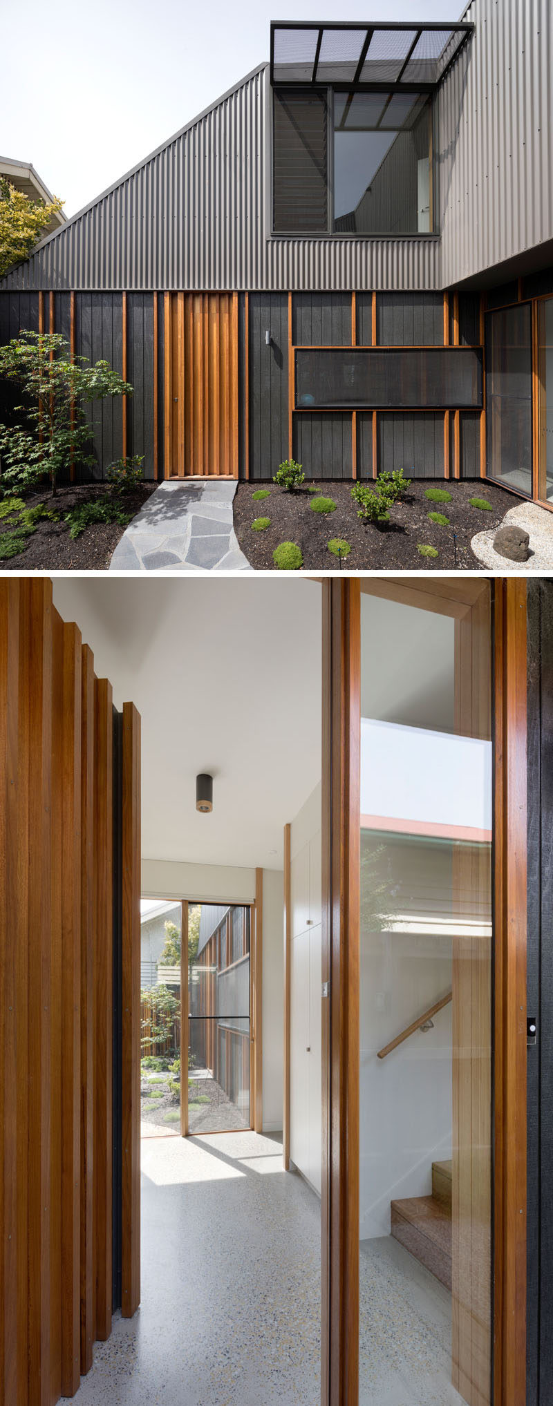 В этом современном доме деревянные рейки, которые скрывают стыки в облицовке, добавляют текстуру фасаду и позволяют входной двери гармонировать с внешним видом. #ModernHouse #WoodFrontDoor #HouseDesign # Архитектура