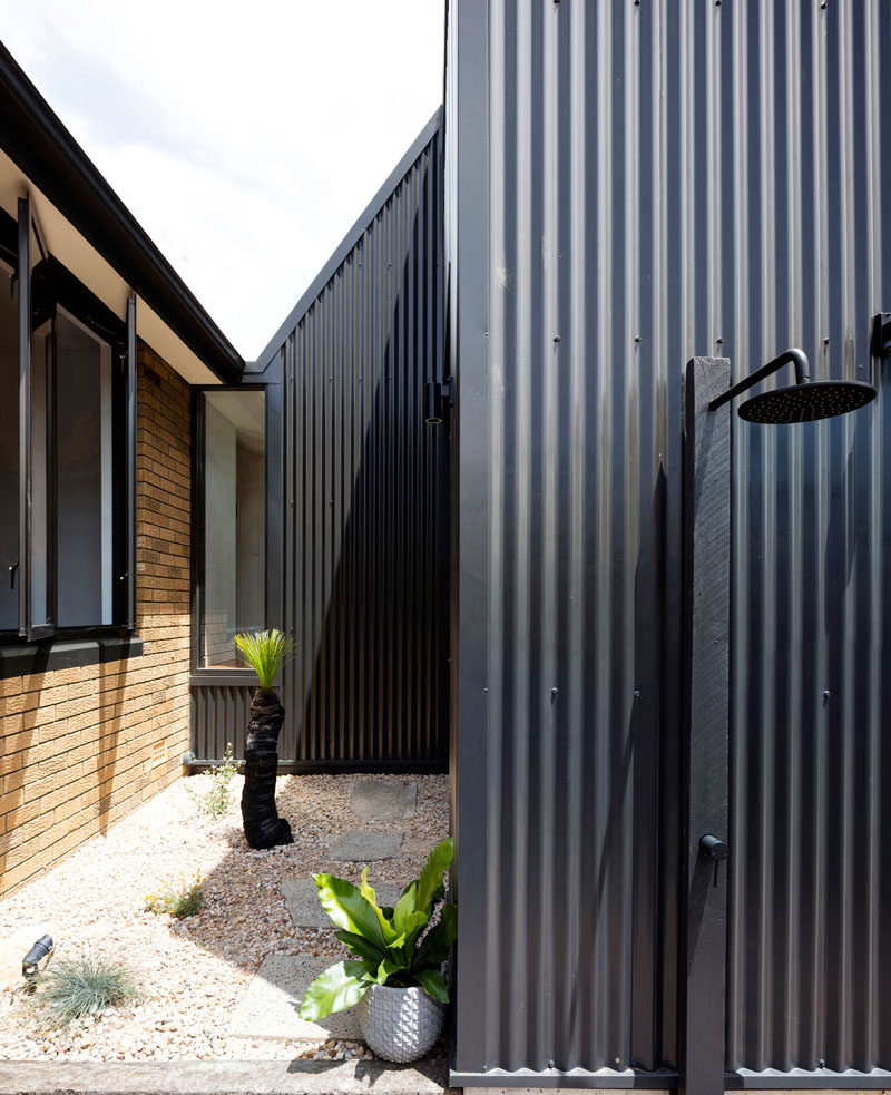  К кирпичному дому в Австралии пристроили современную черную пристройку. #ModernArchitecture #OutdoorShower 