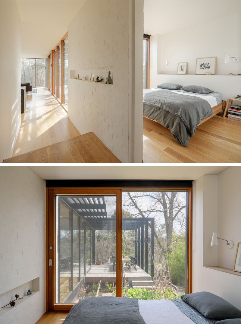  В этой простой современной спальне есть встроенные стеллажи и раздвижная дверь, ведущая в огород. # Спальня # Раздвижная дверь 