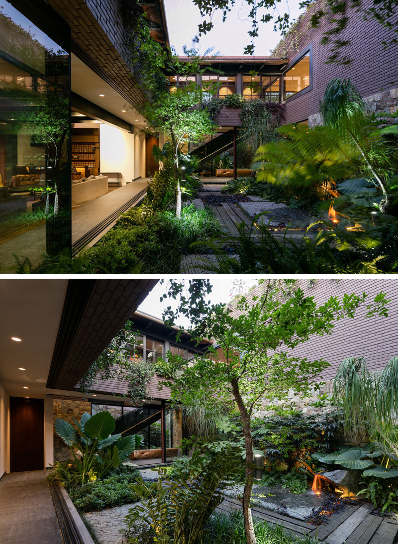 Рядом с основной жилой зоной в этом современном доме находится внутренний двор с растениями и водными элементами.