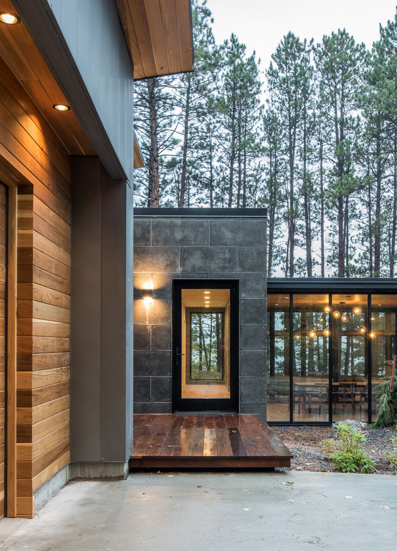 Этот современный дом имеет тонкий темный фасад с элементами серого, черного, камня и дерева, что позволяет дому гармонировать с лесным ландшафтом. #ModernHouse # Дерево # Серый # Камень