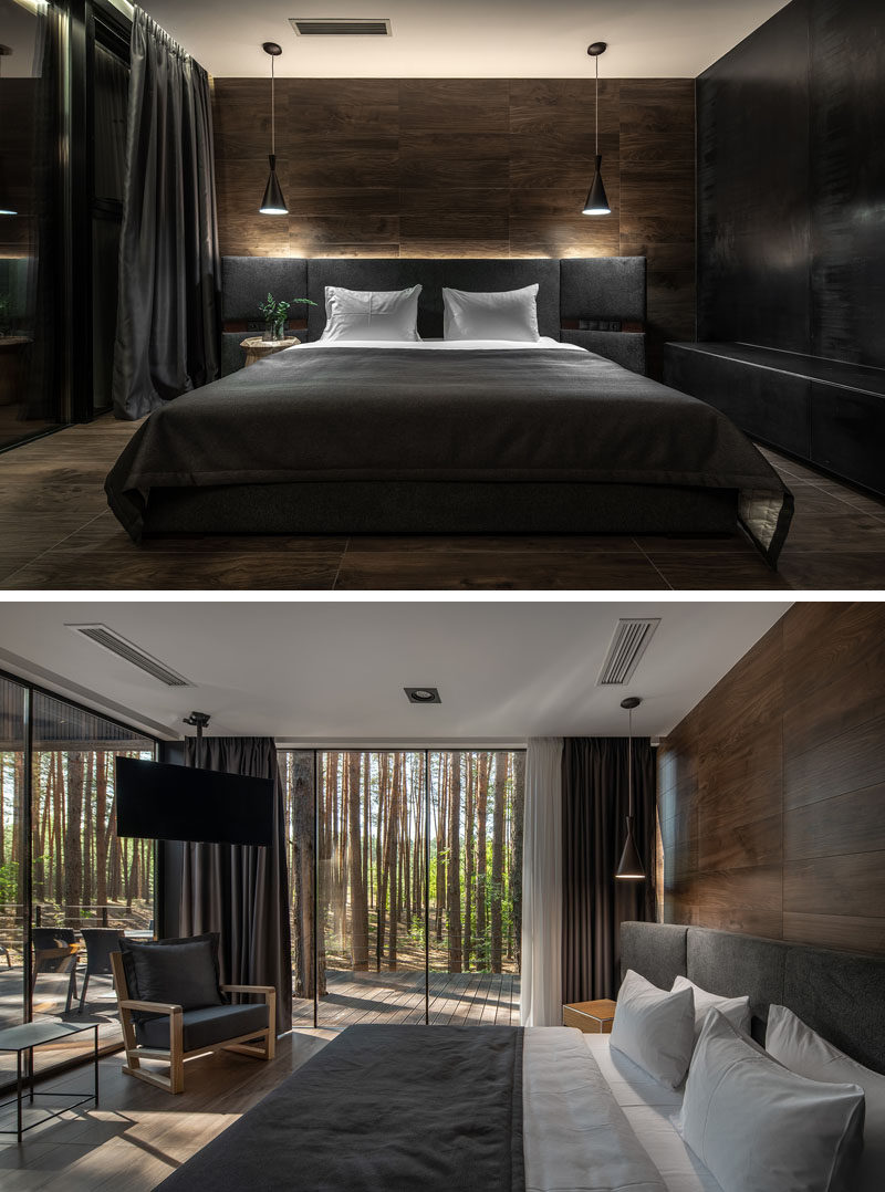 Идеи для спальни - в этой современной спальне стена с деревянным акцентом становится фоном для серой кровати, а окна от пола до потолка демонстрируют вид на деревья. # ModernBedroom #BedroomIdeas #WoodAccentWall