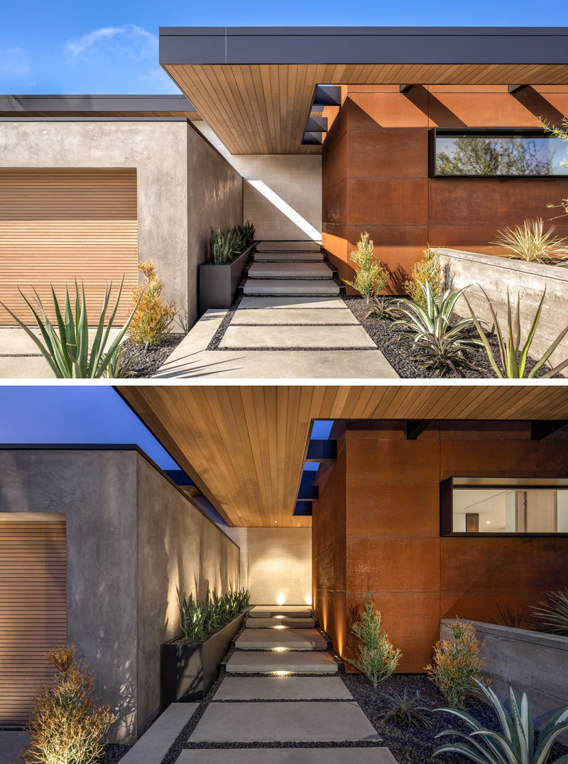 Фасад этого современного дома украшен стальными элементами из обветренной стали, а дорожки украшены растениями.