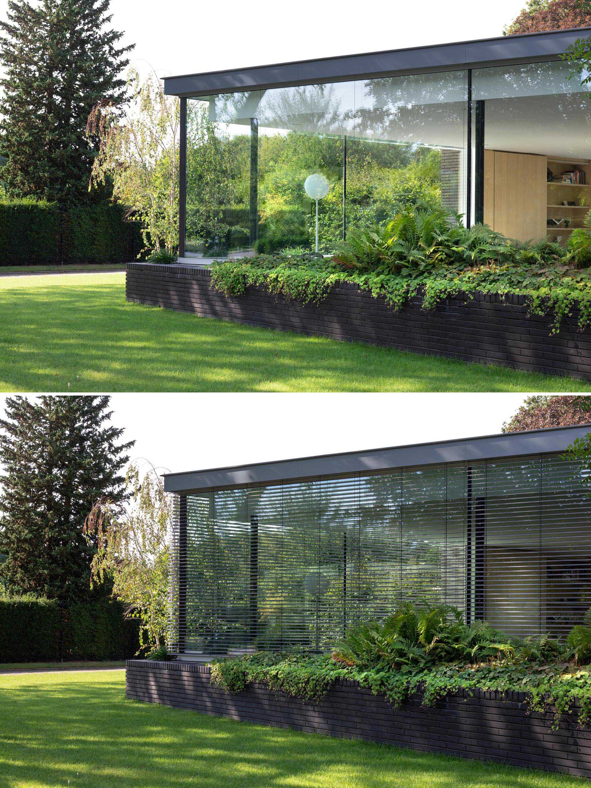 Современный дом с большими стеклянными стенами, которые наполняют интерьер обилием естественного света.