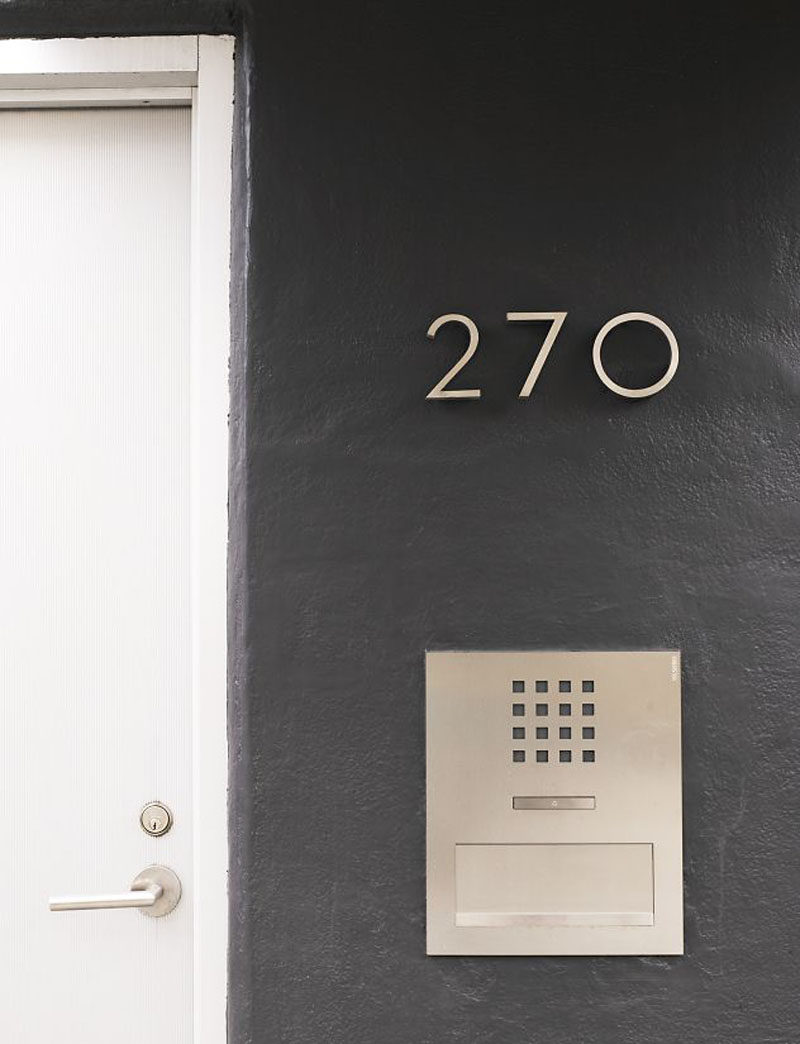 Минималистичные цифры, добавленные рядом с входной дверью, - это отличный способ обозначить ваш адрес, и люди, ищущие ваш дом, не пропустят его. #ModernHouseNumber #HouseNumbers #HomeDecor