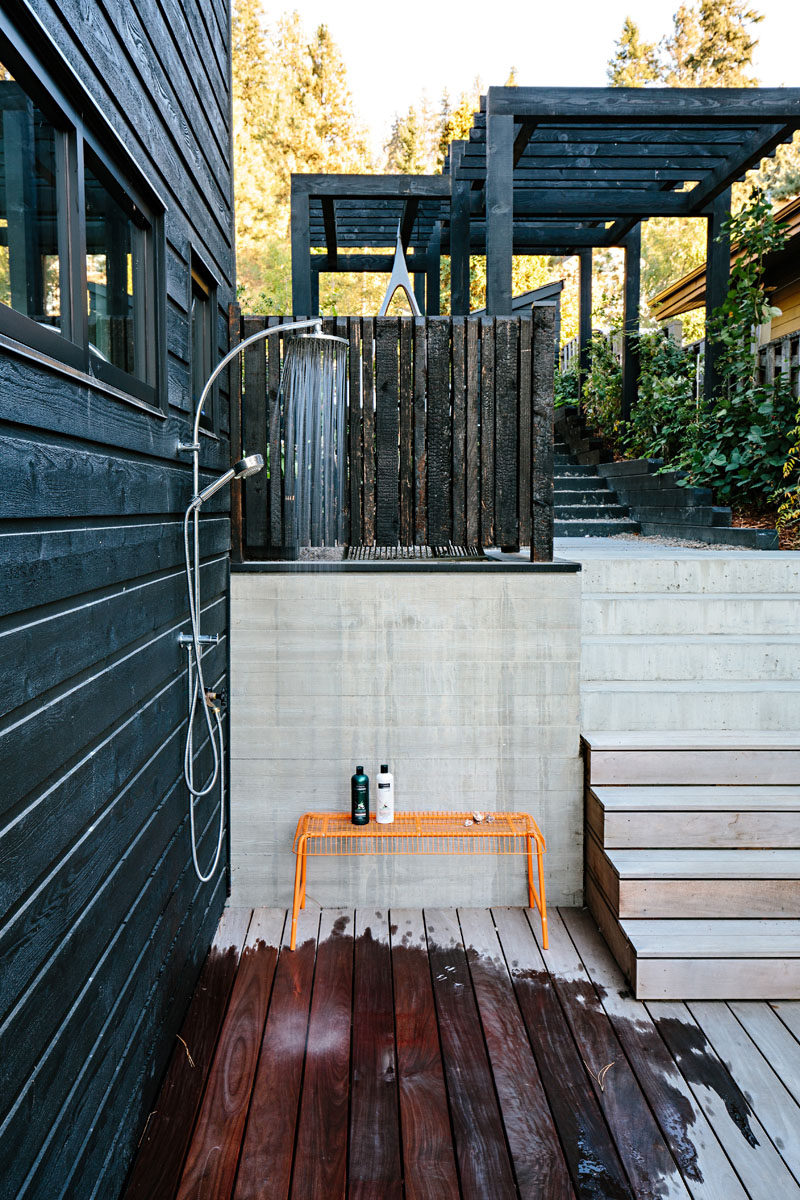  В этом современном доме у озера есть душ в открытом воздухе, чтобы смыться после дня, проведенного в воде. #OutdoorShower 