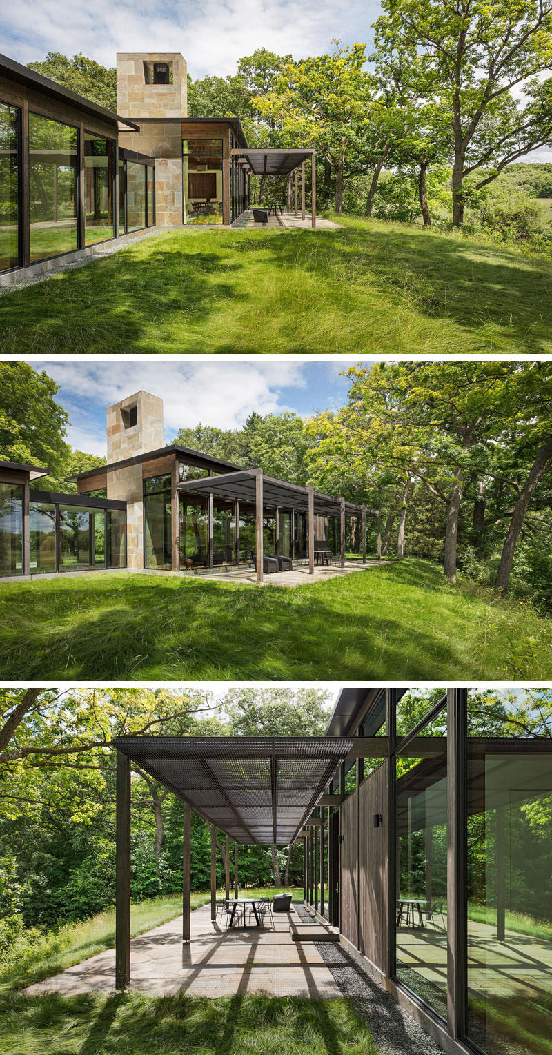 Современный дом с крытым патио с видом на окружающий пейзаж. #CoveredPatio #ModernHouse #OutdoorSpace