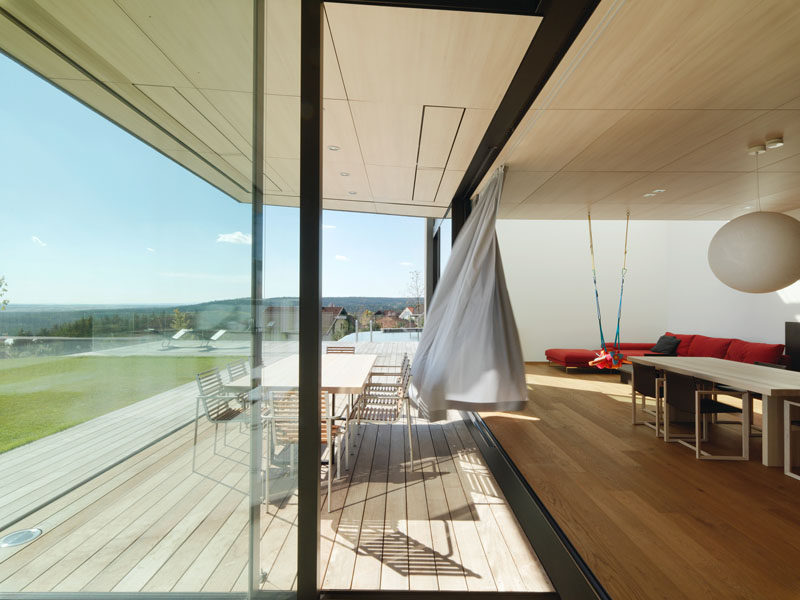 Этот современный дом имеет стеклянную стену, которую можно открыть, чтобы создать жилую среду внутри или на открытом воздухе. #OutdoorDining #GlassWall #IndoorOutdoor