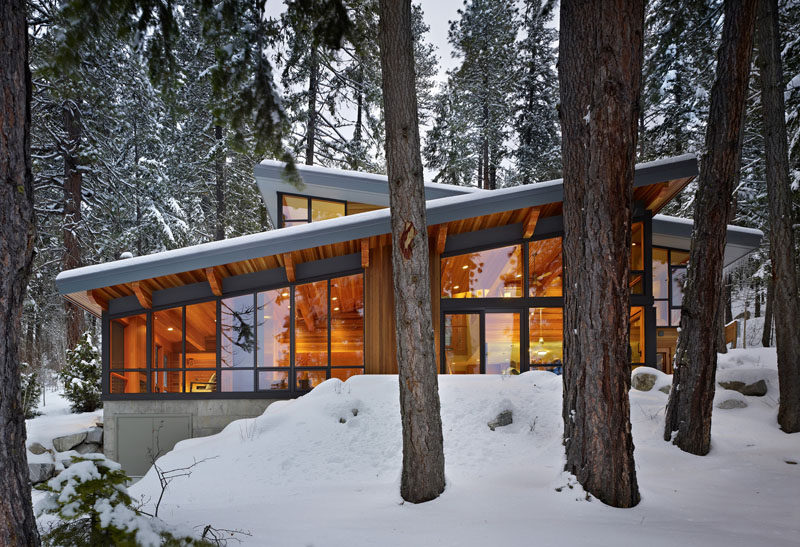 16 примеров современных домов с наклонной крышей | Этот современный дом у озера имеет несколько скатных крыш, позволяющих легко соскальзывать дождю и снегу.
