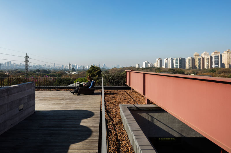  В этом современном доме есть терраса на крыше с видом на близлежащие заболоченные места. # Архитектура #RooftopDeck 