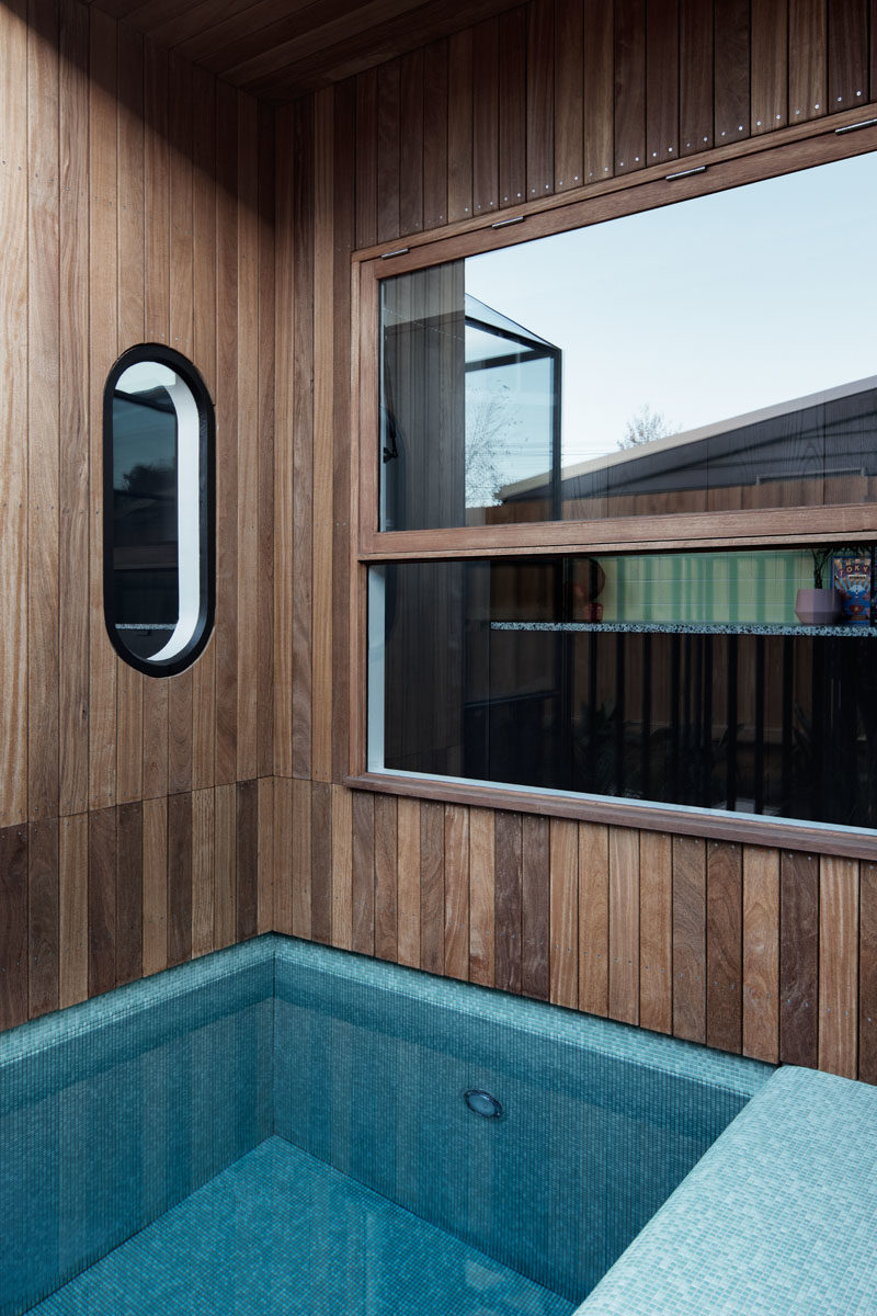 Идеи для бассейнов - купель, отделанная синей плиткой, встроена в небольшую нишу сбоку от этого современного дома. # Бассейн # Бассейн # Архитектура # Окна