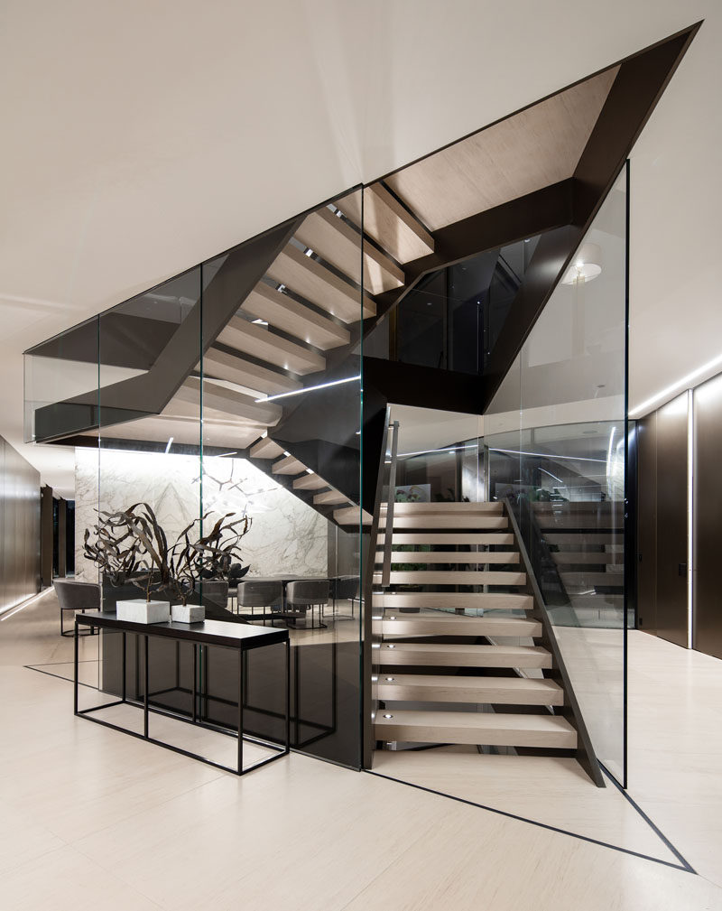Центральное место в этом современном доме большая скульптурная лестница из металла и стекла. # Лестница # Современная лестница 