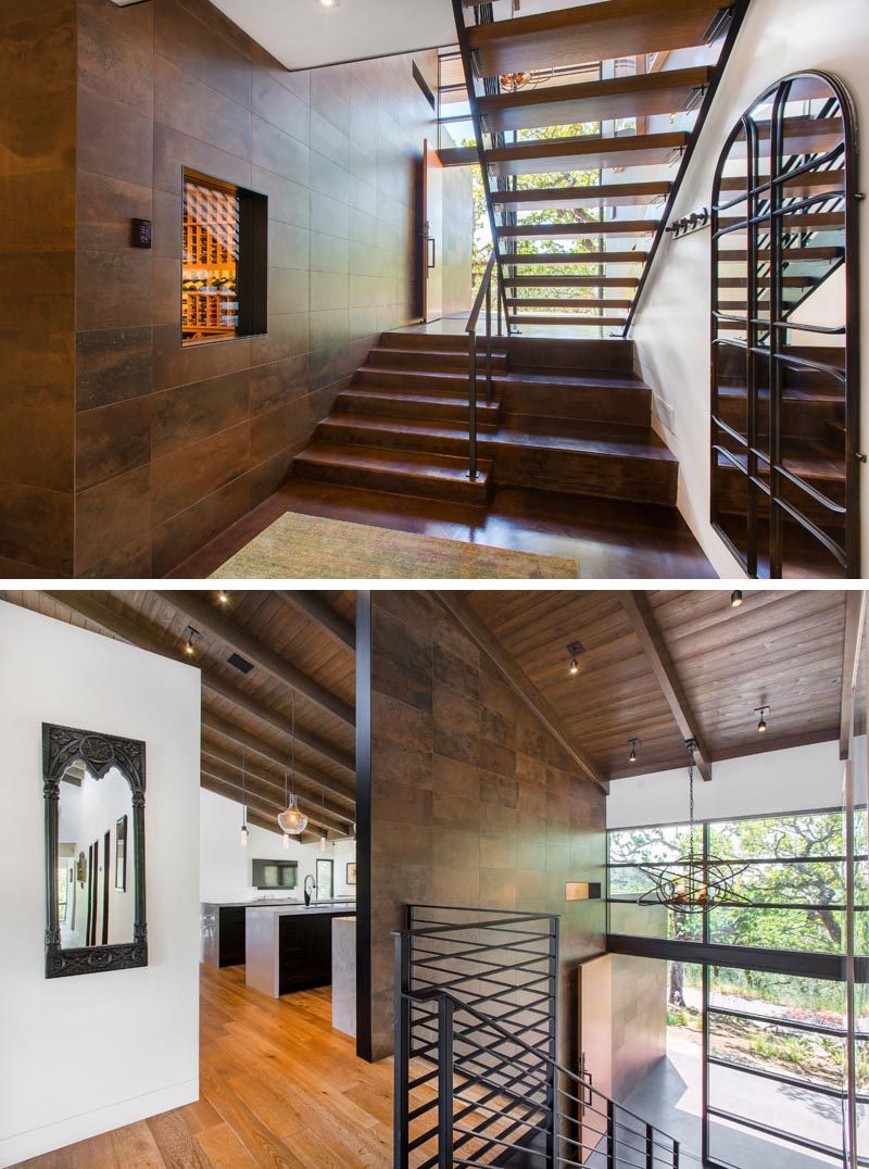 В этом современном доме есть лестница с черными стальными перилами, соединяющими уровни дома. #ModernStairs #StairDesign