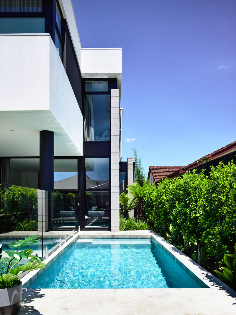 В этом современном доме есть небольшой бассейн, окруженный пышной растительностью, и обеденная зона на открытом воздухе. #Бассейн