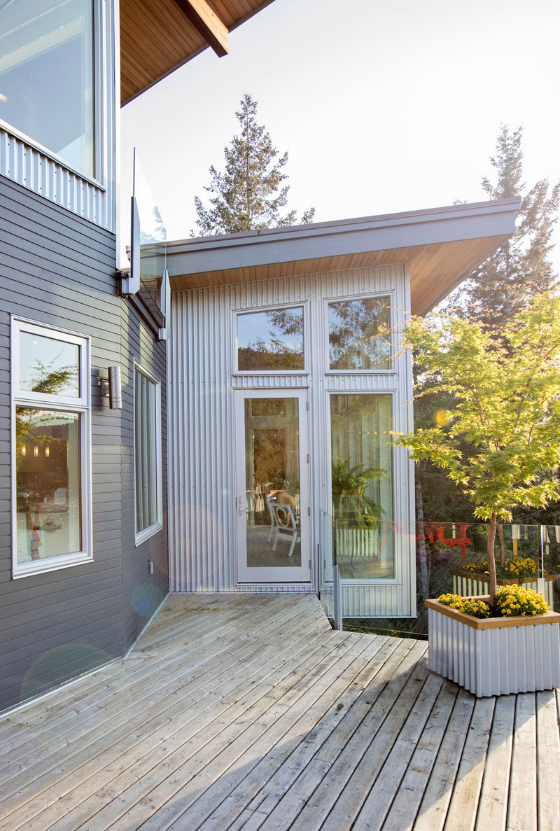  В этом современном доме используется темно-синий горизонтальный сайдинг и серебряный рифленый вертикальный сайдинг. #ModernHouse #HouseSiding 