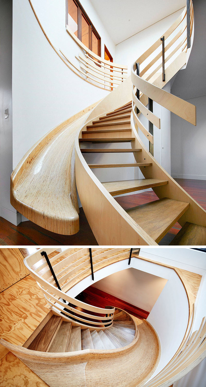 Эта изогнутая деревянная лестница имеет встроенную горку рядом с ней, чтобы дать вам возможность подняться по лестнице или горку, когда вы спускаетесь на основной этаж.