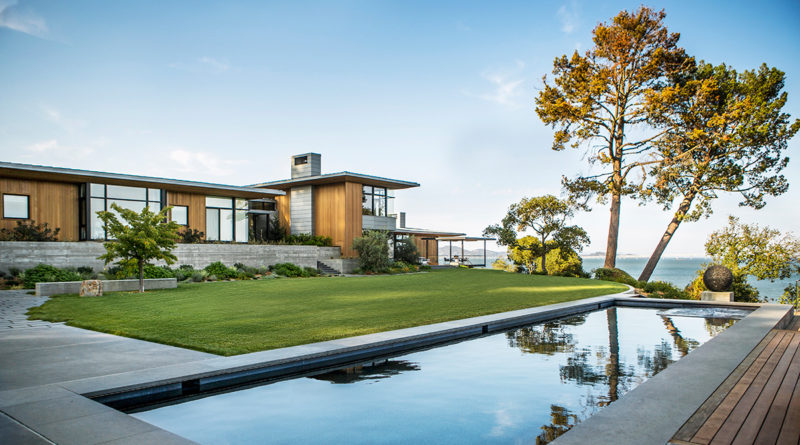 Walker Warner Architects спроектировали новый современный дом на полуострове Тибурон в Калифорнии, откуда открывается панорамный вид на залив Сан-Франциско. #ModernHouse #ModernArchitecture