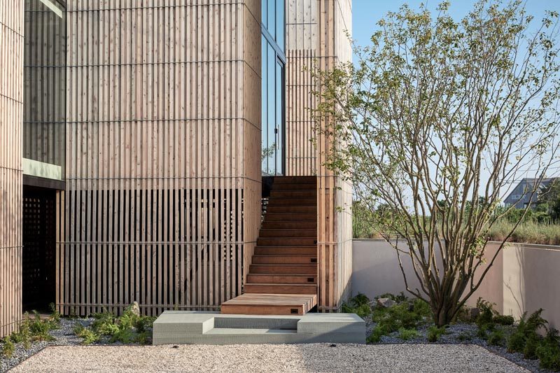 Компания Bates Masi + Architects завершила строительство нового современного дома в Сагапонаке, штат Нью-Йорк, который имеет приподнятый дизайн из-за того, что он расположен на участке, подверженном наводнениям. #ModernHouse #ModernArchitecture #HouseDesign #WoodFacade