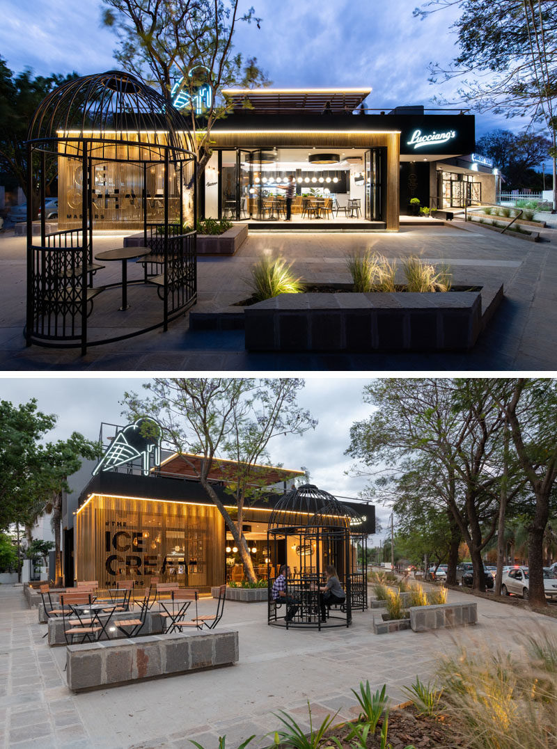В этом современном кафе есть зона для отдыха на открытом воздухе с двумя гигантскими железными клетками для птиц, которые создают уникальные условия для сидения. #CafeDesign # Архитектура