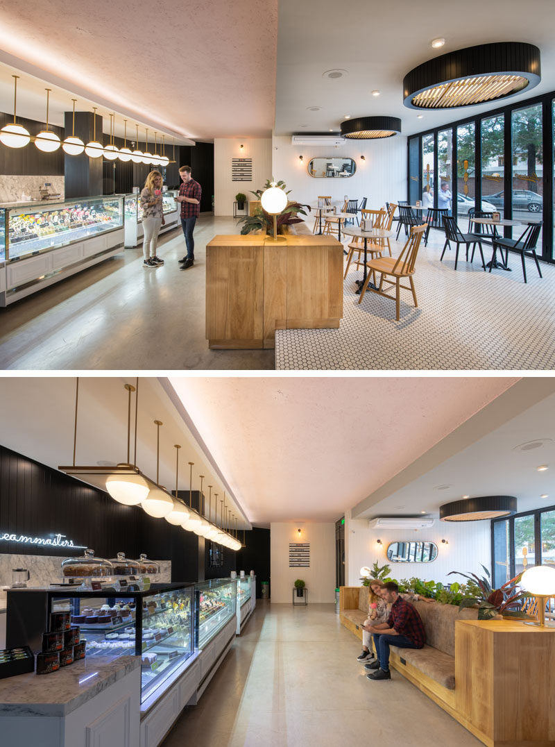 Внутри этого кафе на двух уровнях создаются зоны для сидения и заказа. Складные стеклянные двери от пола до потолка можно открыть, чтобы соединить зону отдыха с патио снаружи, а на нижнем уровне длинный диван дает людям место, чтобы дождаться своего заказа. # Кафе # Розничный Дизайн # Сидения
