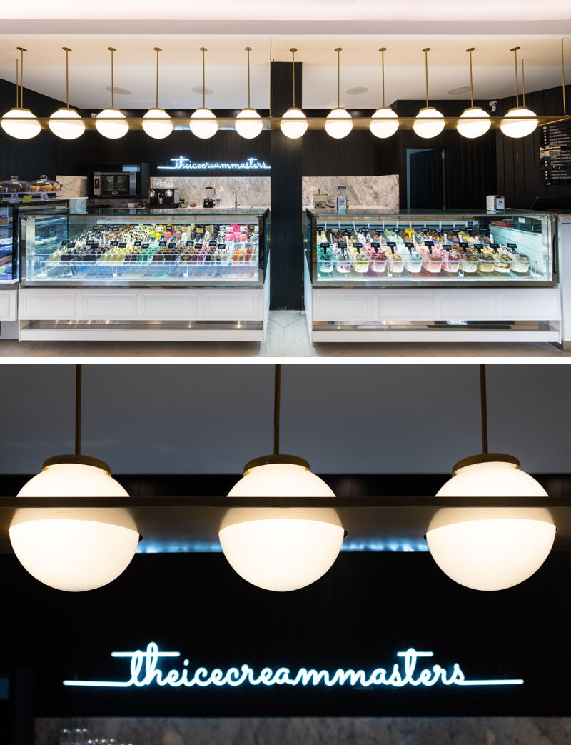 Освещение над витриной мороженого привлекает внимание посетителей этого кафе, а неоновая вывеска освещает черную стену. # Освещение # РетейлДизайн