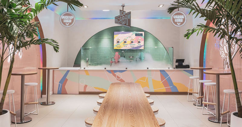 Дизайнерская фирма Asthetíque недавно завершила строительство кафе Ice Scream, современного азотного мороженого в Бронксе, штат Нью-Йорк, которое черпает вдохновение из движения дизайна Мемфиса 80-х годов. #IceCreamParlor #RetailDesign #RetailStore #InteriorDesign