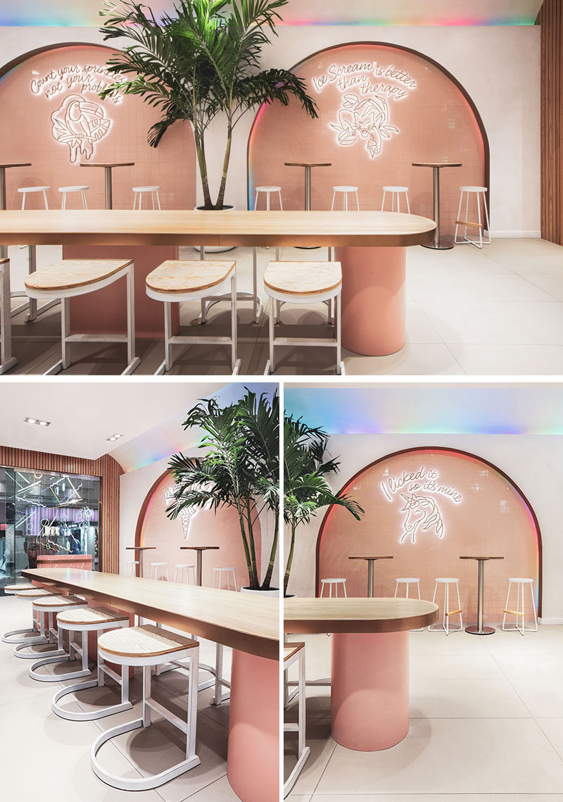 В этом современном кафе-мороженом есть четыре основные арки, которые подчеркнуты разноцветным светодиодным освещением, медленно меняющим оттенки, создавая вечное движение и обрамляя неоновые вывески. #IceCreamParlor #Arches #RetailDesign #InteriorDesign