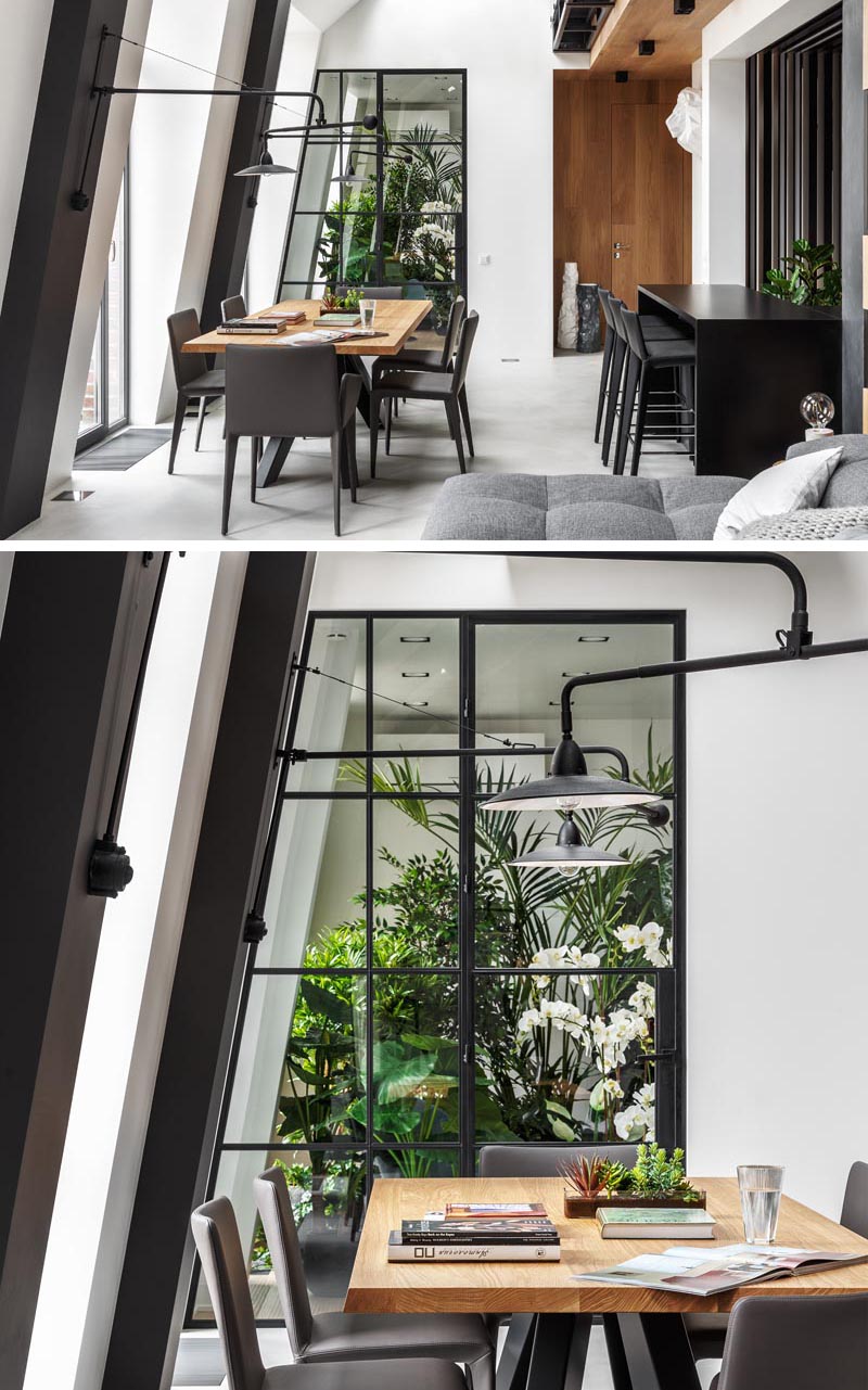 В этих современных апартаментах есть комнатка для растений, которую можно увидеть через стеклянную стену в черной рамке, а дверь открывается в тихую и спокойную зону отдыха. #IndoorGarden #IndoorPlantRoom #IndoorGardenRoom #ReadingNook #InteriorDesign