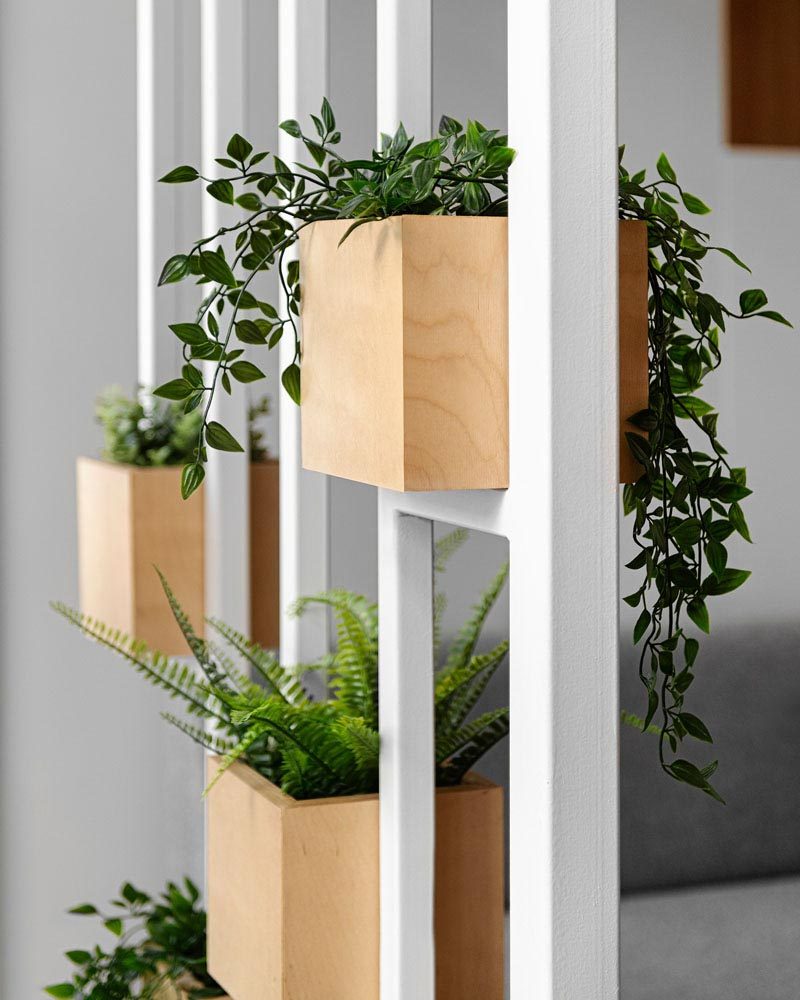 Стальная рама, окрашенная в белый цвет, позволяет разместить несколько растений в деревянных ящиках. # СовременныеПлантеры # Декор