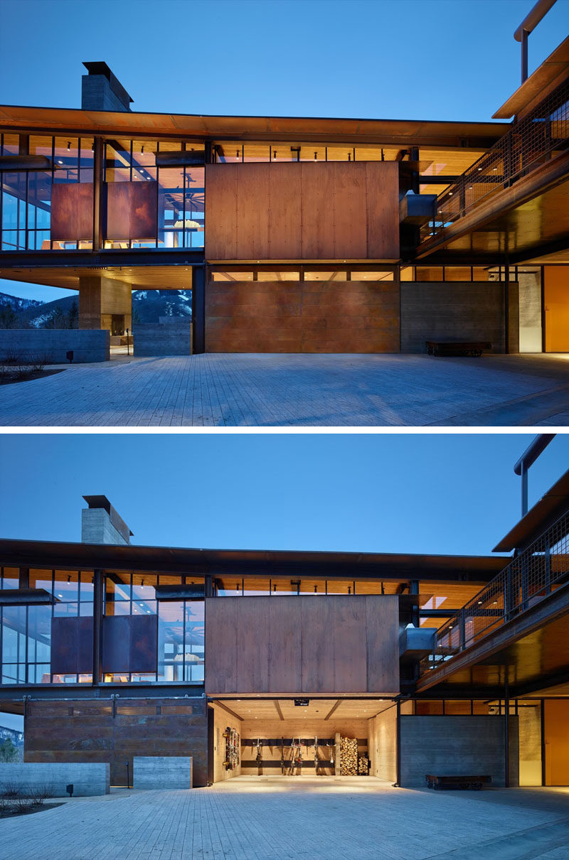 Крыша этого современного промышленного дома сделана из гофрированной стали, имеющей небольшой уклон, которая слегка наклонена и соответствует воротам гаража.