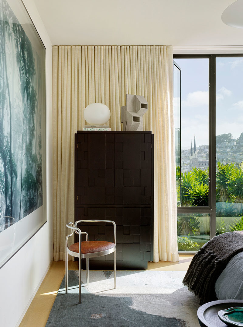 Идеи для спальни - черная мебель дополняет черные оконные рамы в этой современной спальне. # СпальняИдеи # СпальняМебель # Оконные рамы