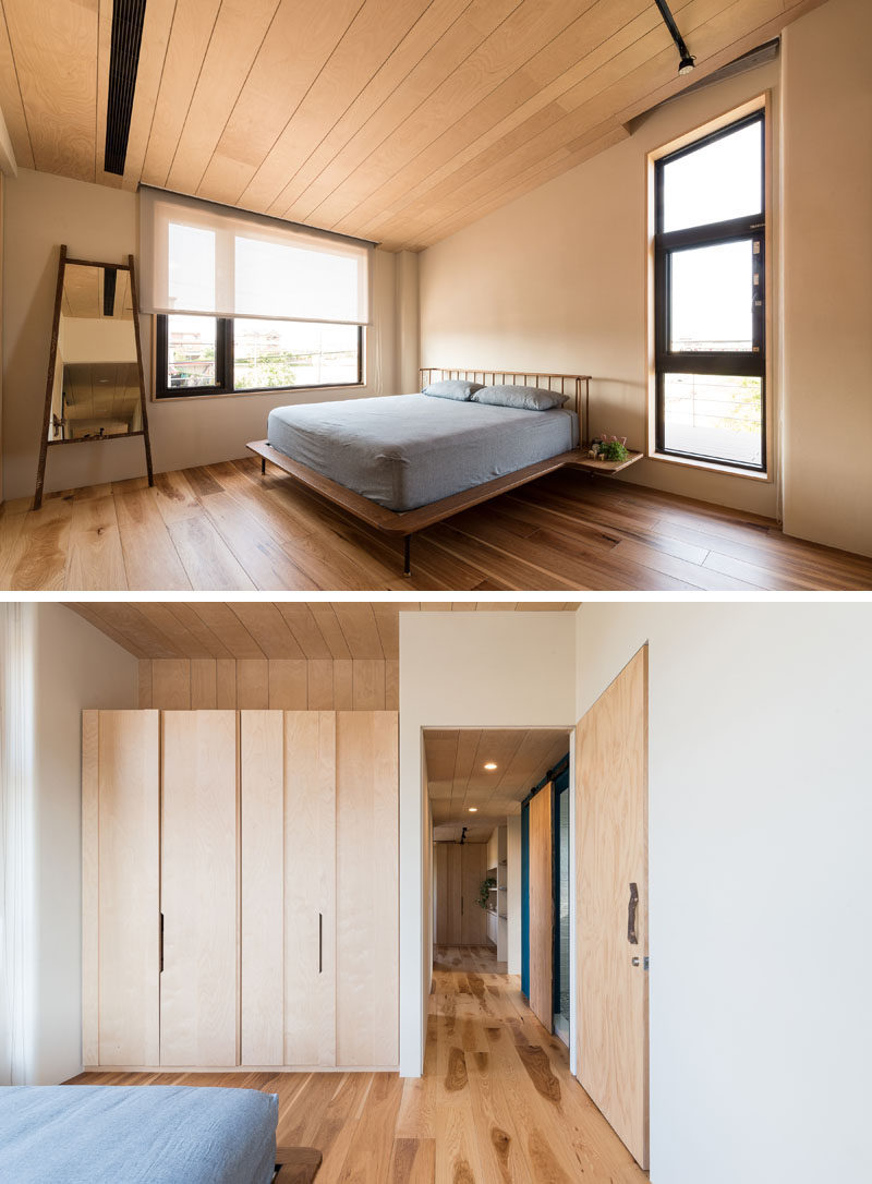  Эта современная спальня сохранила простой дизайн с деревянным полом и стенами нейтрального цвета. # СовременныеСпальня # Дизайн Спальни 