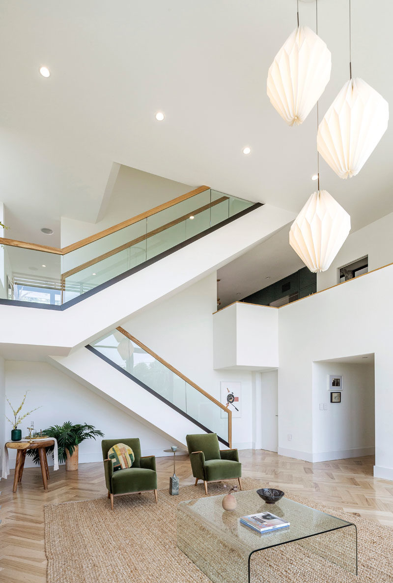 Идеи лестницы - В этом современном доме есть большая лестница со стеклянными и деревянными перилами. # Лестницы # лестницы # современные лестницы
