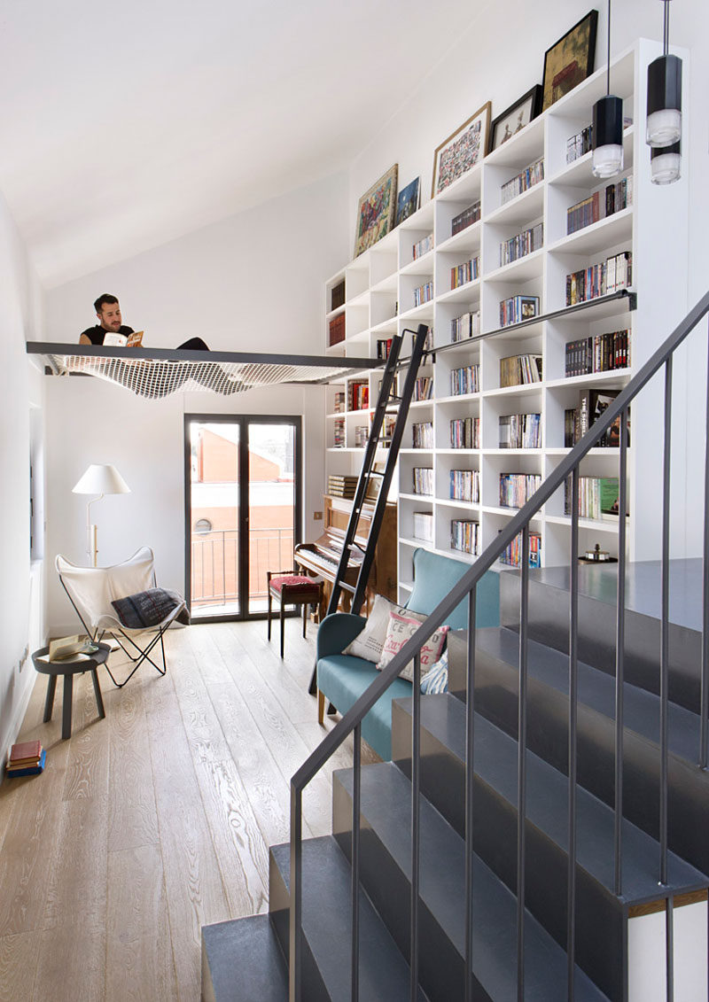 Подвесная сетка в этой гостиной создает пространство на возвышении, которое идеально подходит для чтения и отдыха.