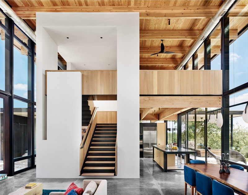 В дизайне этого современного дома для отпуска использовано дерево, сталь и стекло. # ИнтерьерДизайн # Лестница # ДомДизайн