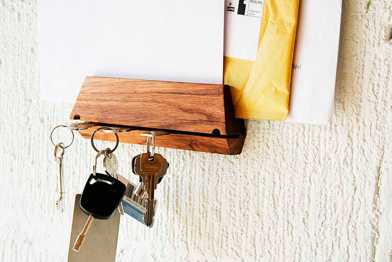 16 держателей для ключей, чтобы держать вас в порядке // Тонкий вырез в этом деревянном бруске достаточно велик, чтобы вставить ключ, и имеет почтовый отсек, идеально подходящий для того, чтобы помочь вам оставаться организованным.
