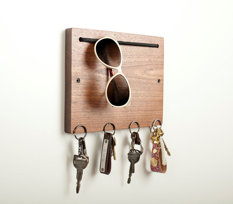 16 держателей для ключей, чтобы держать вас в порядке // В этой современной деревянной ключнице есть место, где можно повесить солнцезащитные очки и ключи.