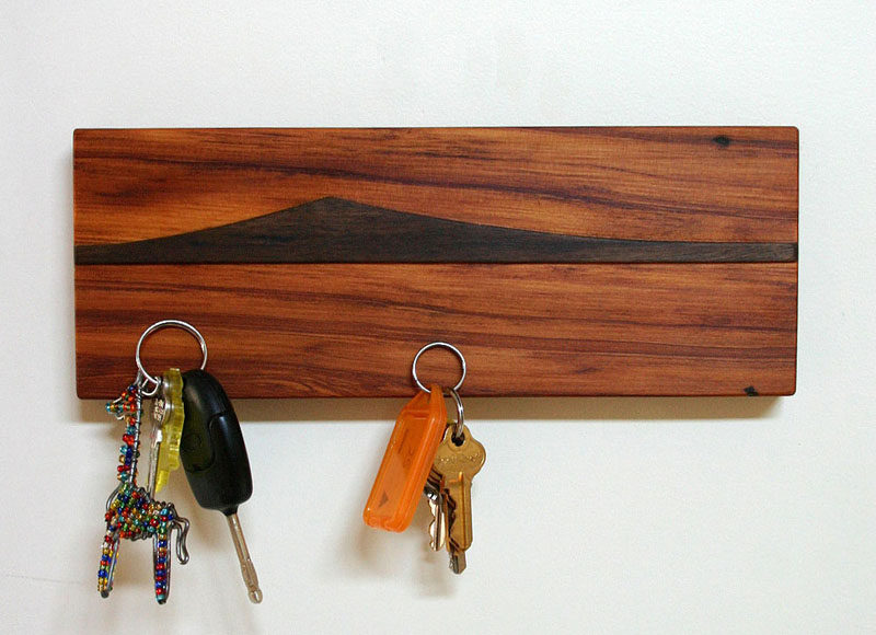16 брелков для ключей, которые помогут вам организовать работу // Добавьте небольшой кусочек искусства на свою стену с помощью этого магнитного деревянного брелка для ключей с видом на остров из Новой Зеландии.