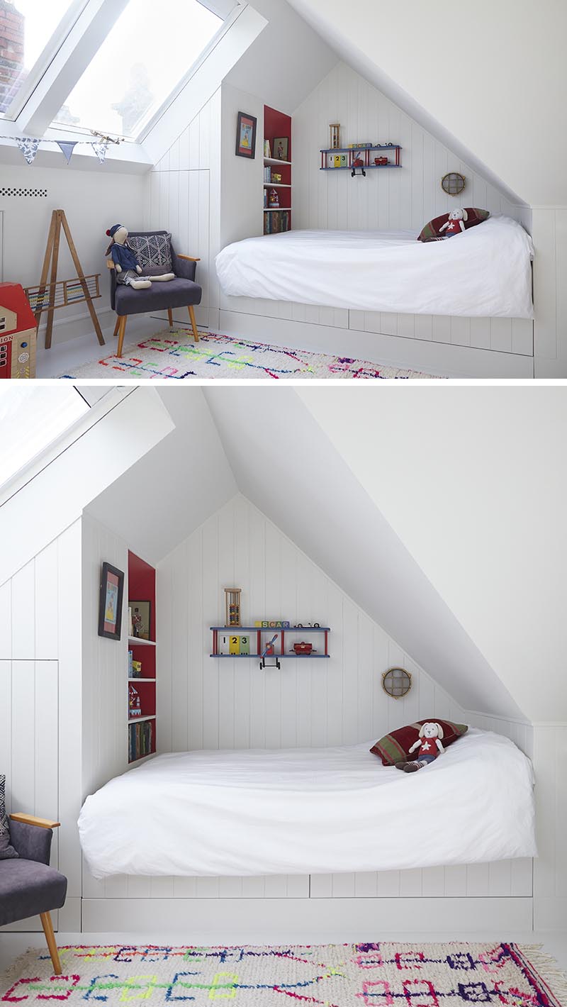 В этой современной детской спальне есть встроенная кровать, которая заправлена ​​в один конец комнаты, создавая открытую игровую зону, смягченную за счет использования современного коврика, и включает в себя место для хранения в виде туалета и книжной полки. #KidsBedroom #ModernKidsBed #BuiltInBed # Интерьеры #BedroomDesign