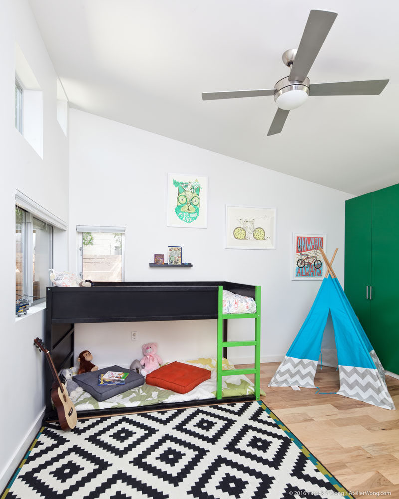 В этой детской спальне высокий наклонный потолок создает ощущение открытости и позволяет поставить приподнятую кровать. # ДетскиеСпальня # СпальняДизайн