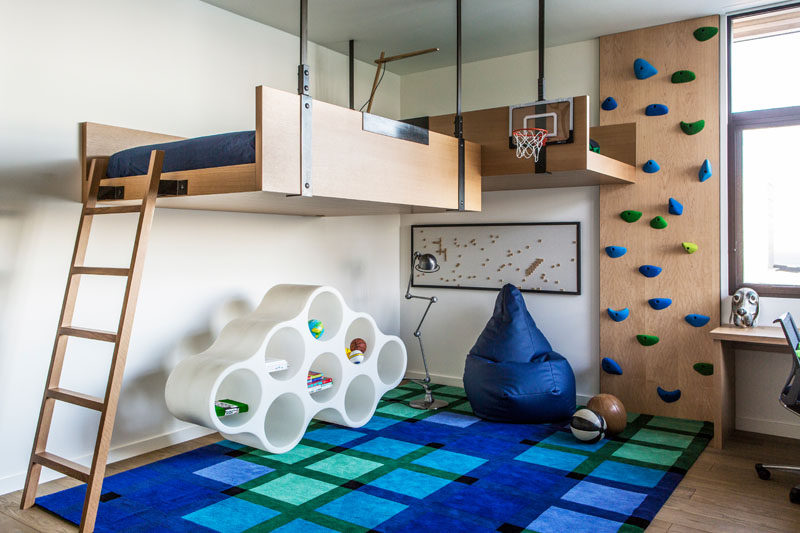 В этой современной детской спальне есть две кровати, которые прикреплены к стене и свисают с потолка. Чтобы добраться до кроватей, есть лестница или стена для скалолазания. #KidsBedroom #LoftBed