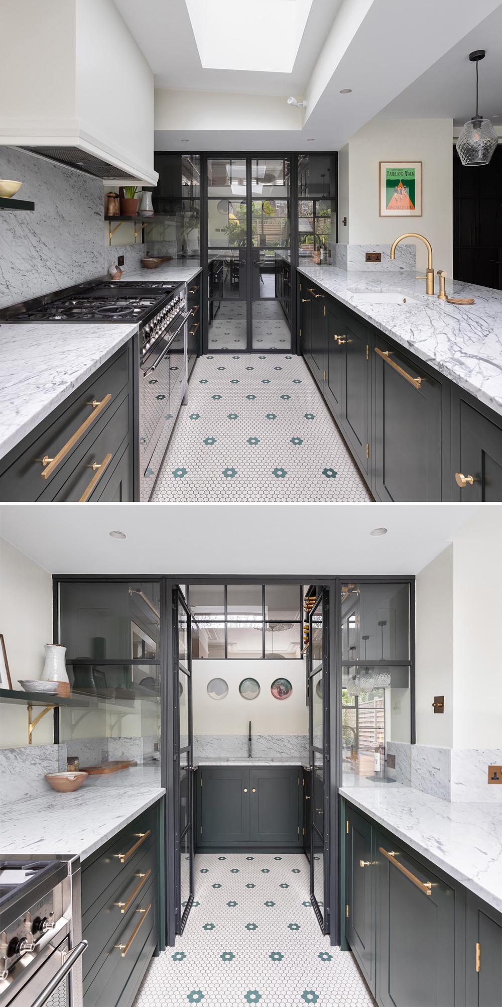 Современная кухня с темными шкафами и серыми мраморными столешницами, которые переходят в кладовую за стеклянной стеной.