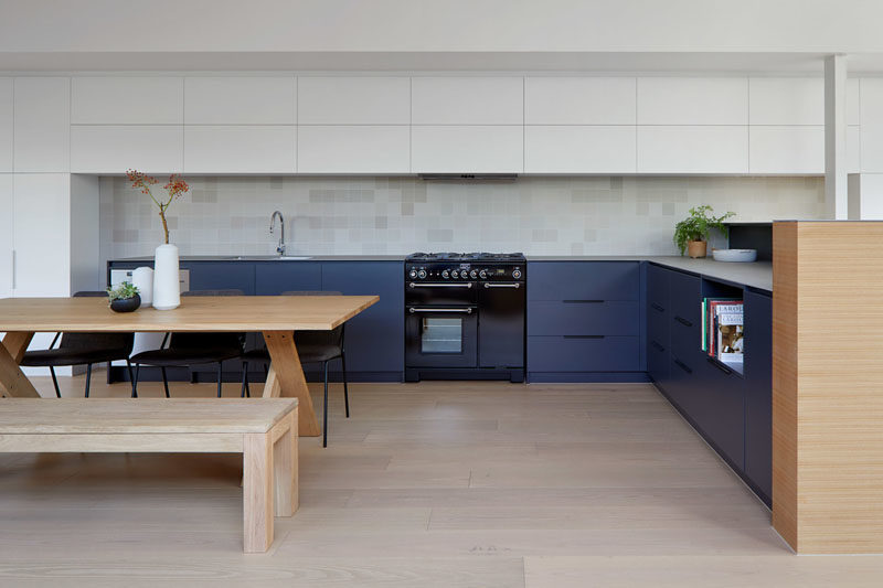 Идеи для кухни - в этой современной двухцветной кухне темно-синие шкафы использовались для нижних, а минималистские белые шкафы создают дополнительное пространство для хранения и гармонируют с белыми стенами. #ModernKitchen #KitchenDesign #KitchenIdeas