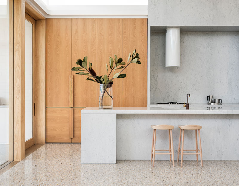 Эта современная кухня из дерева и серого цвета проходит вдоль одной из стен интерьера открытой планировки. # Кухня #KitchenDesign # ModernKitchen 