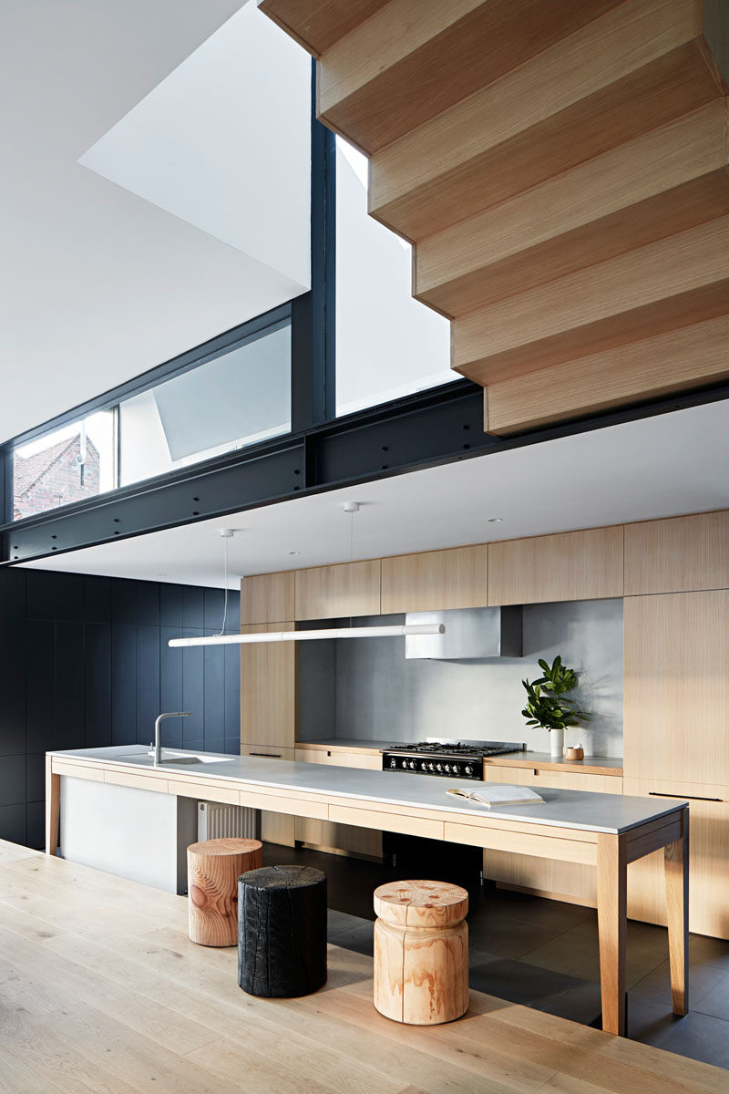 На современная кухня островок обеспечивает просторную длинную зону для приготовления еды, а стены украшают минималистичные деревянные шкафы. #KitchenDesign #ModernKitchen 