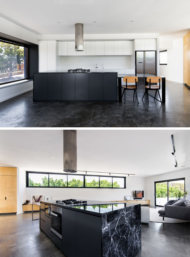 Идеи для кухни. На кухне использовались минималистичные черно-белые шкафы, а кухонный стол можно перемещать, когда это необходимо. Столешницы из мрамора дополняют стальные и бетонные полы с порошковым покрытием черного цвета. # СовременнаяКухня #KitchenIdeas #KitchenDesign