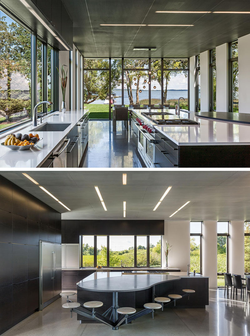 В этой современной кухне бетонные полы с лучистым теплом, а на потолке перфорированная черненая сталь. Чтобы на кухне было достаточно места для всей семьи, к большому изогнутому острову были прикреплены стулья индивидуального дизайна. # ИндустриалМодерн # КухняДизайн